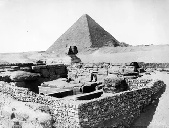 Das Taltempel von Khafra mit der Großen Sphinx und der Cheops-Pyramide, ca. 1880